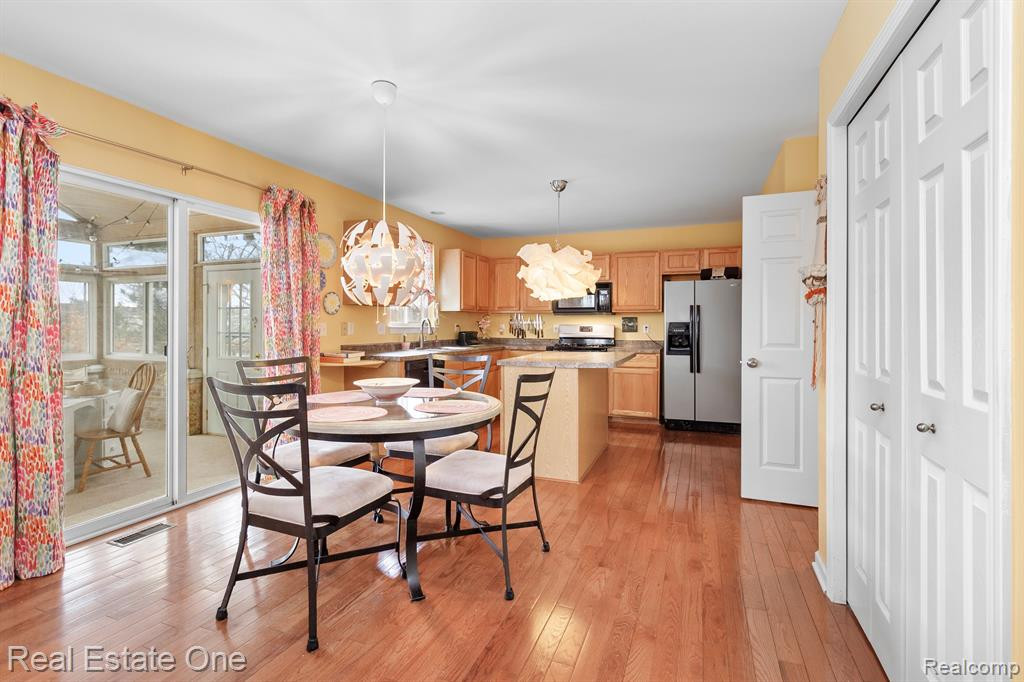 8090 SPRINGWATER Drive, Ypsilanti, MI 48197 — Photo 14