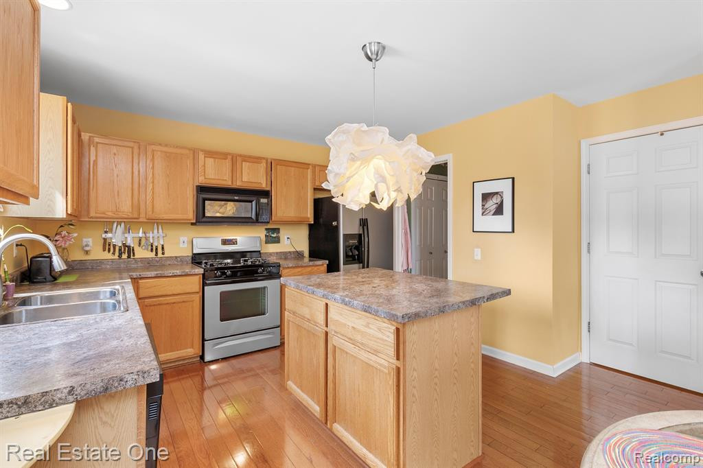 8090 SPRINGWATER Drive, Ypsilanti, MI 48197 — Photo 16