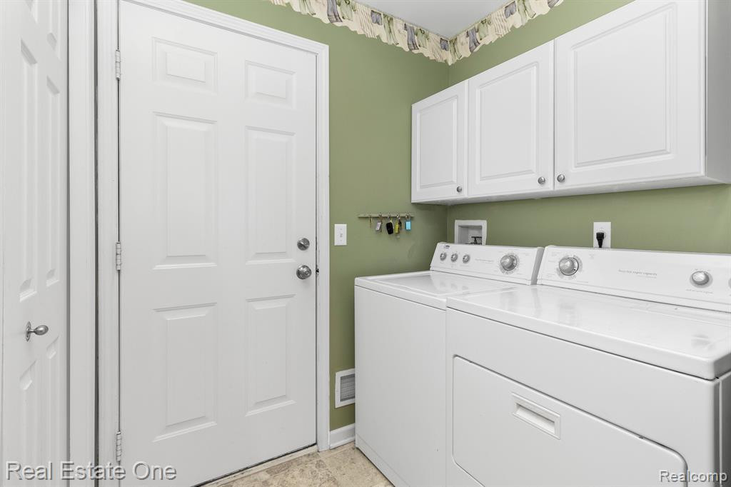 8090 SPRINGWATER Drive, Ypsilanti, MI 48197 — Photo 24