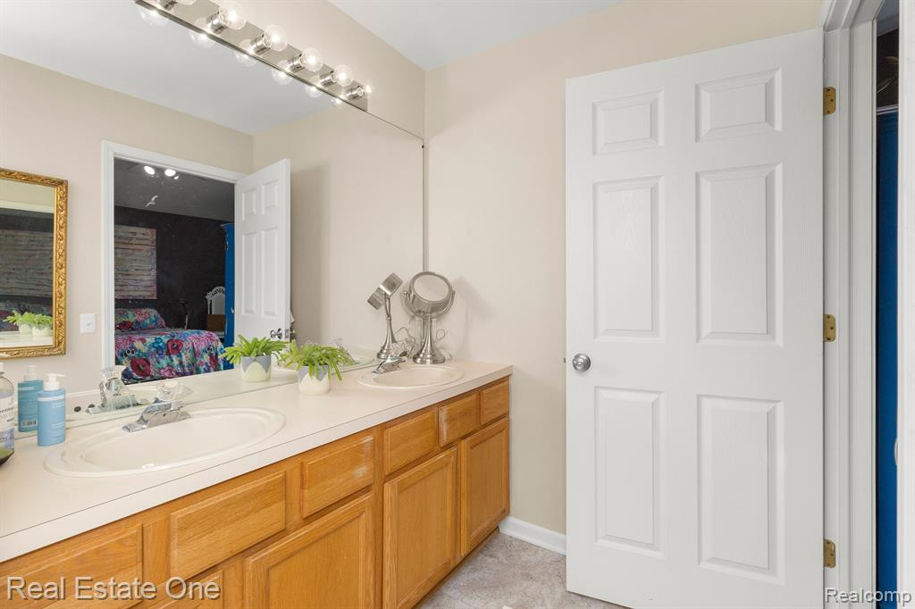 8090 SPRINGWATER Drive, Ypsilanti, MI 48197 — Photo 31