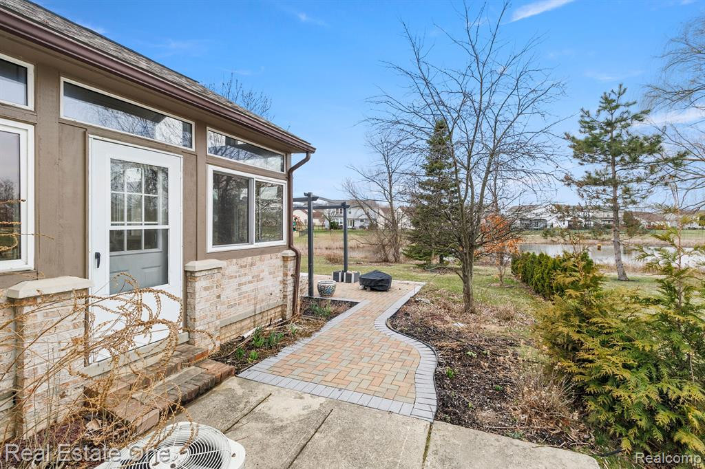 8090 SPRINGWATER Drive, Ypsilanti, MI 48197 — Photo 47