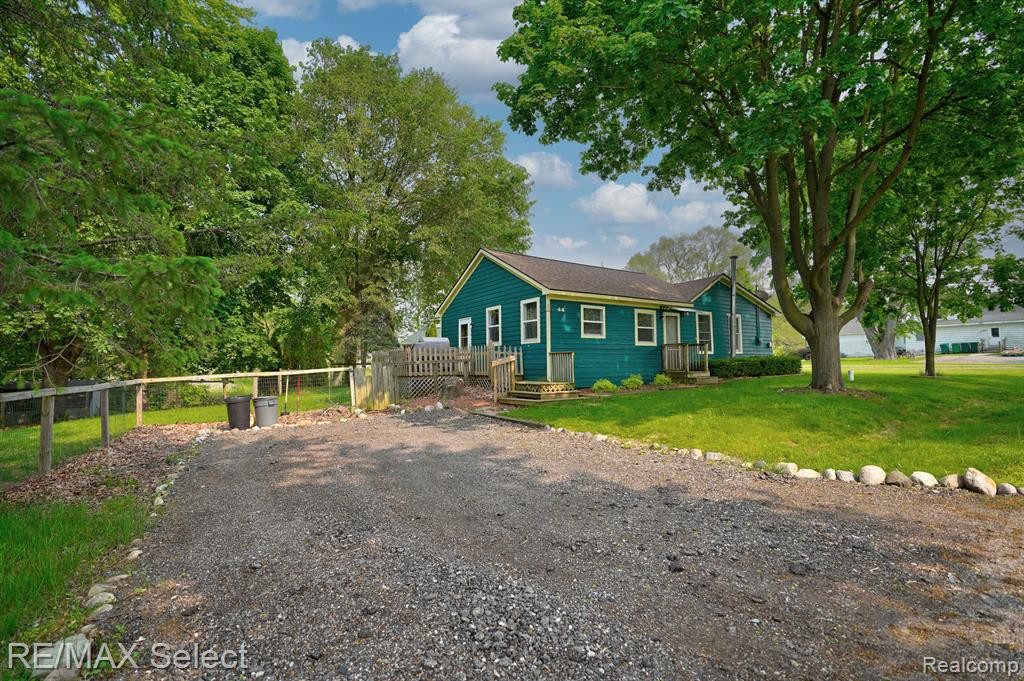 44 KEARSLEY Street, Ortonville, MI 48462 — Photo 2