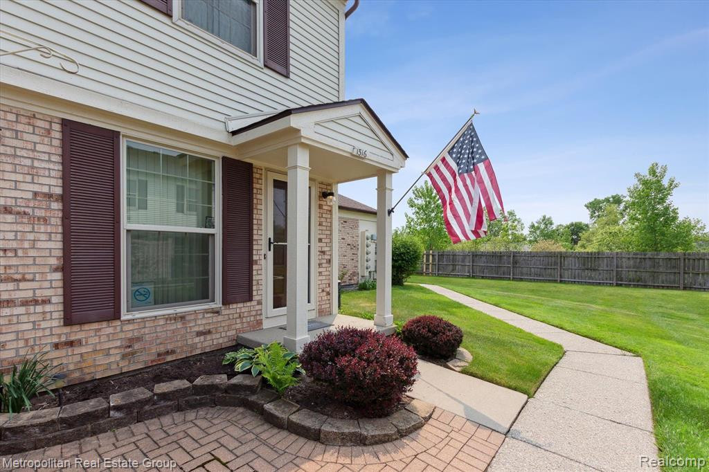 1516 DOVER Hill S, Walled Lake, MI 48390 — front exterior