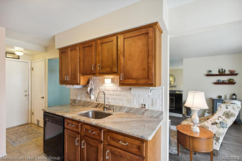1516 DOVER Hill S, Walled Lake, MI 48390 — Photo 14