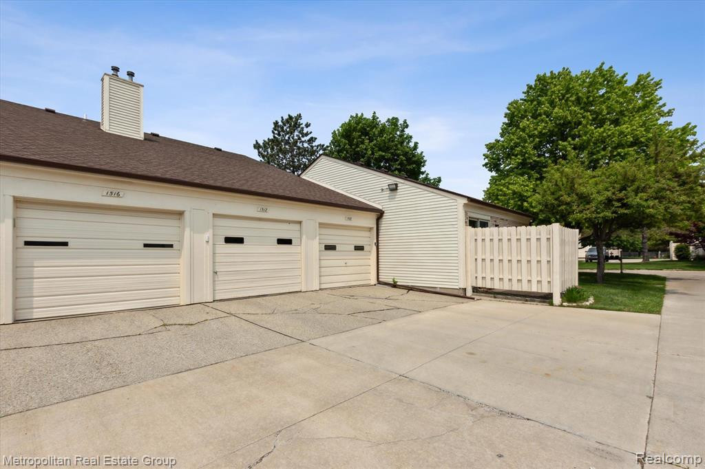 1516 DOVER Hill S, Walled Lake, MI 48390 — Photo 38