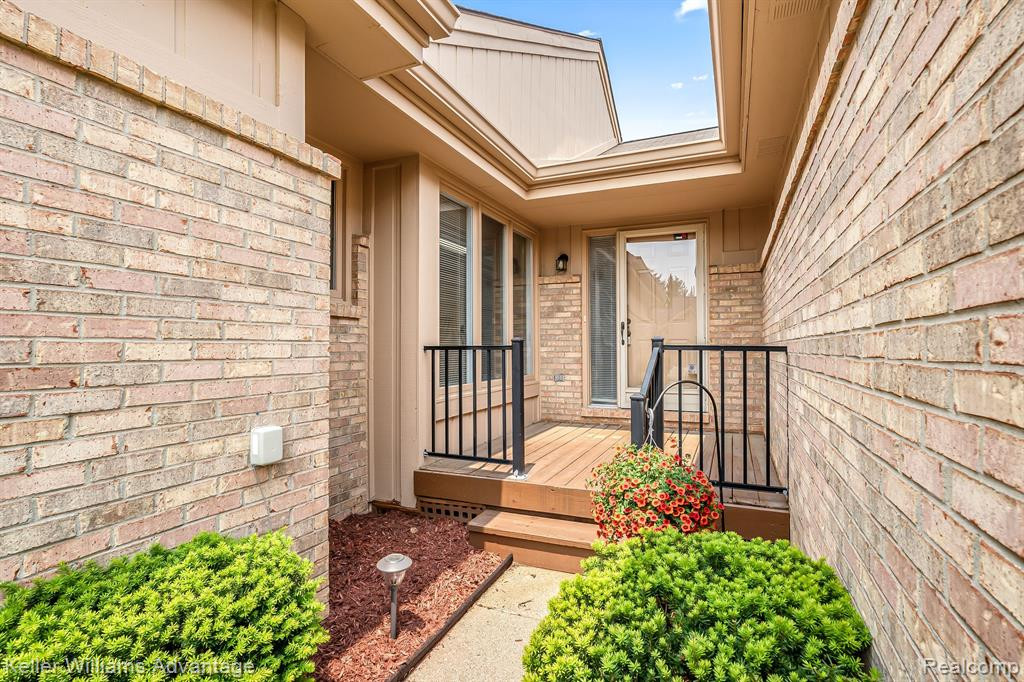 35036 RED PINE Drive, Farmington Hills, MI 48335 — Photo 2