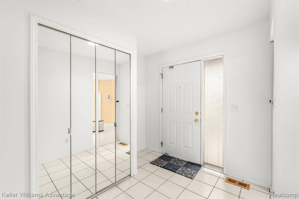 35036 RED PINE Drive, Farmington Hills, MI 48335 — Photo 3