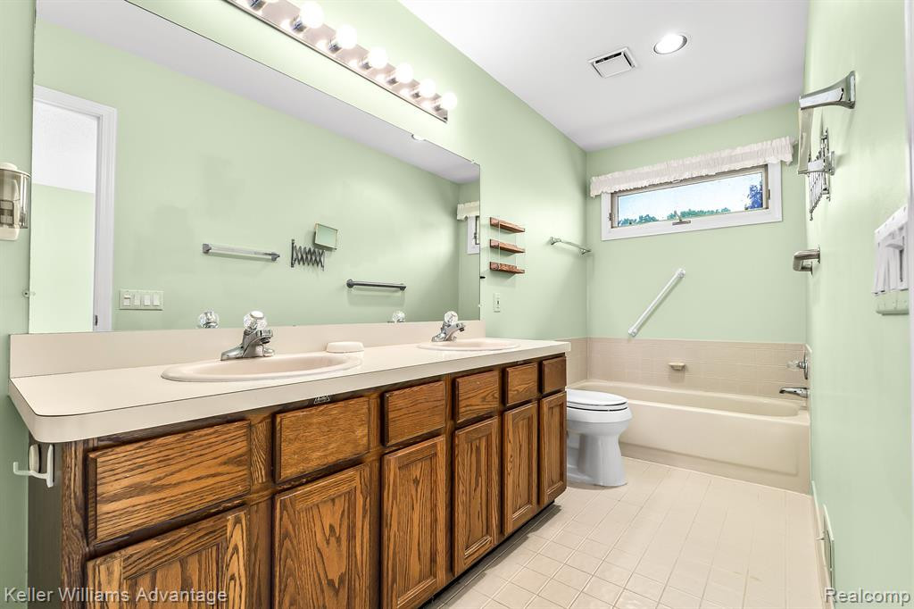 35036 RED PINE Drive, Farmington Hills, MI 48335 — Photo 13