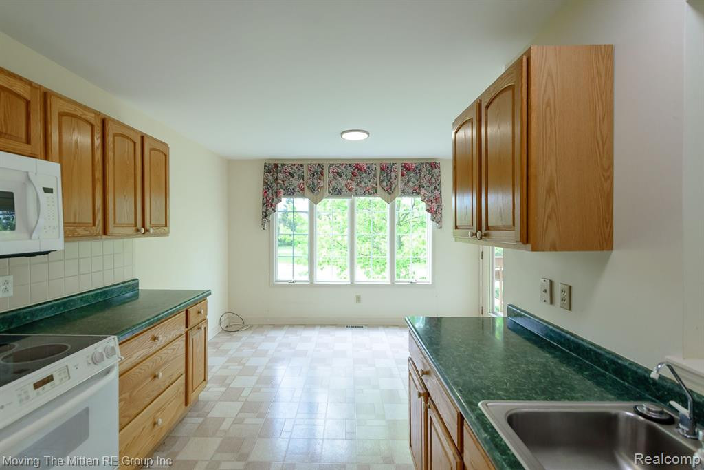 582 LANCASTER Court, Saline, MI 48176 — Photo 27