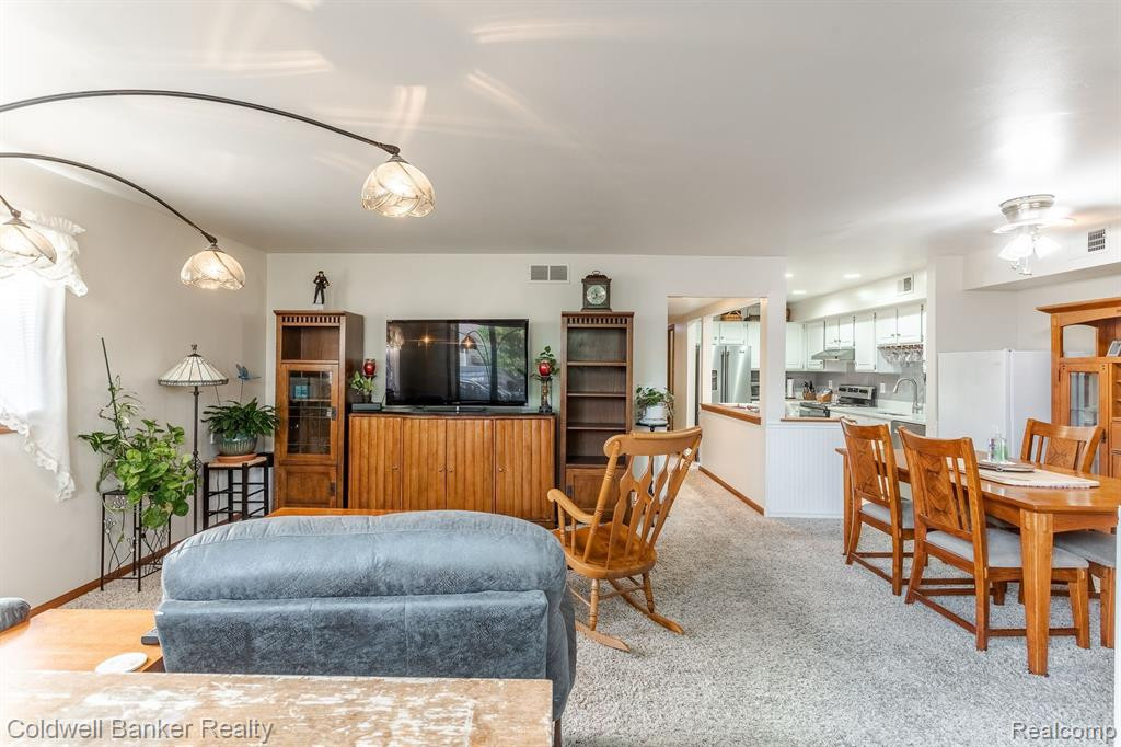 192 PINEWOOD Drive, Plymouth, MI 48170 — Photo 4