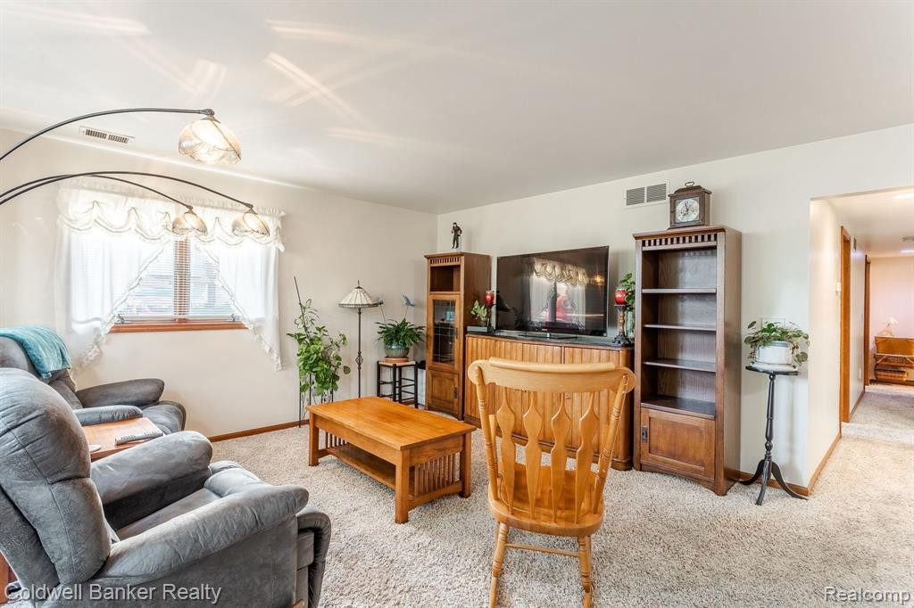 192 PINEWOOD Drive, Plymouth, MI 48170 — Photo 5