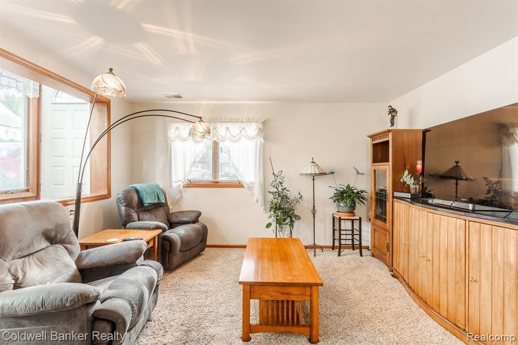 192 PINEWOOD Drive, Plymouth, MI 48170 — Photo 6