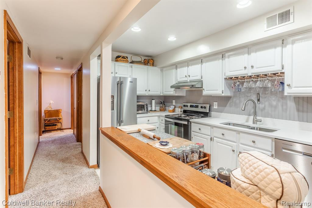 192 PINEWOOD Drive, Plymouth, MI 48170 — Photo 11