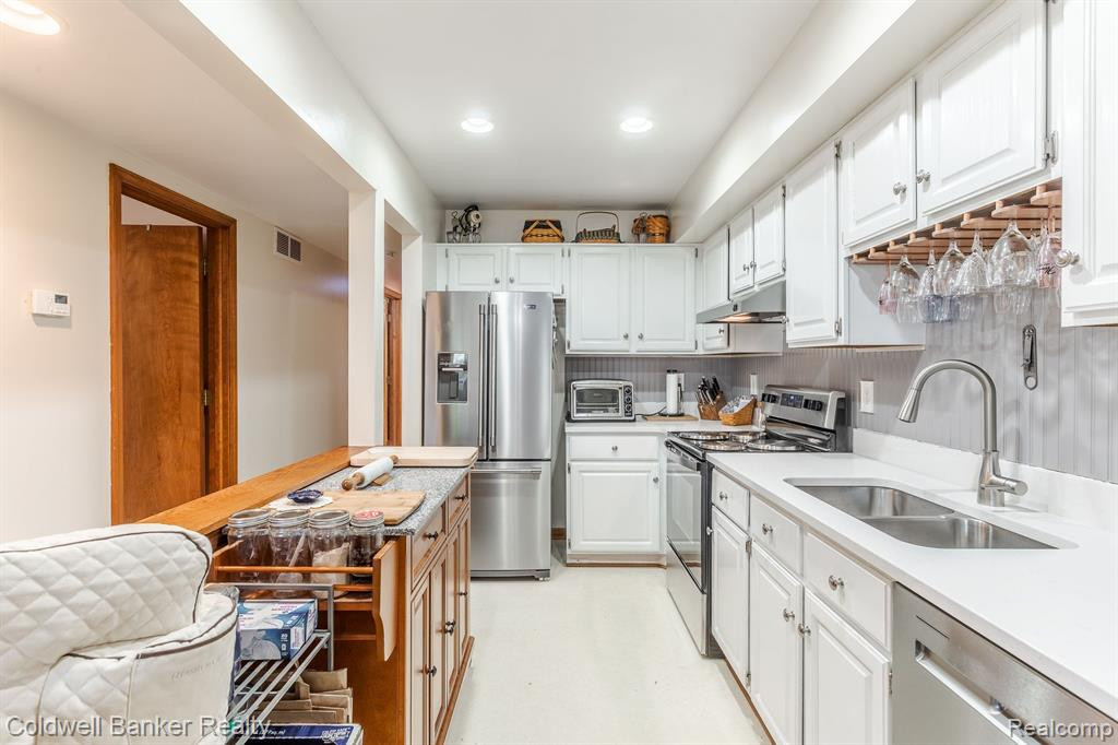 192 PINEWOOD Drive, Plymouth, MI 48170 — Photo 12