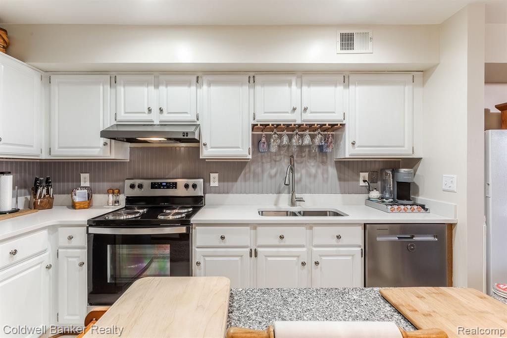 192 PINEWOOD Drive, Plymouth, MI 48170 — Photo 13