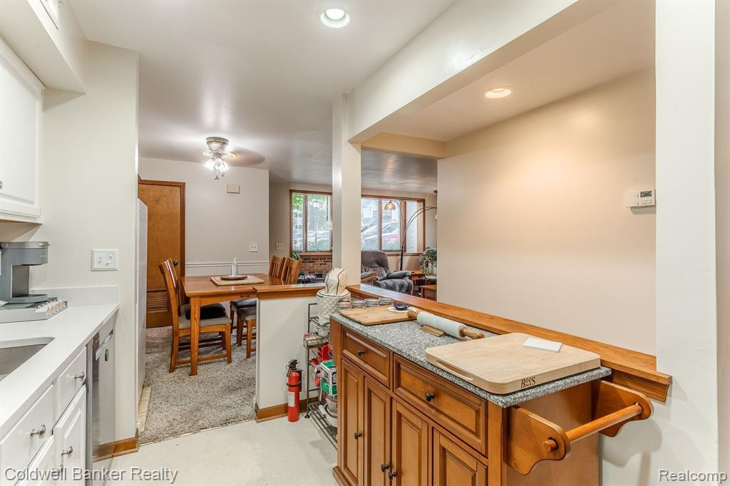 192 PINEWOOD Drive, Plymouth, MI 48170 — Photo 14