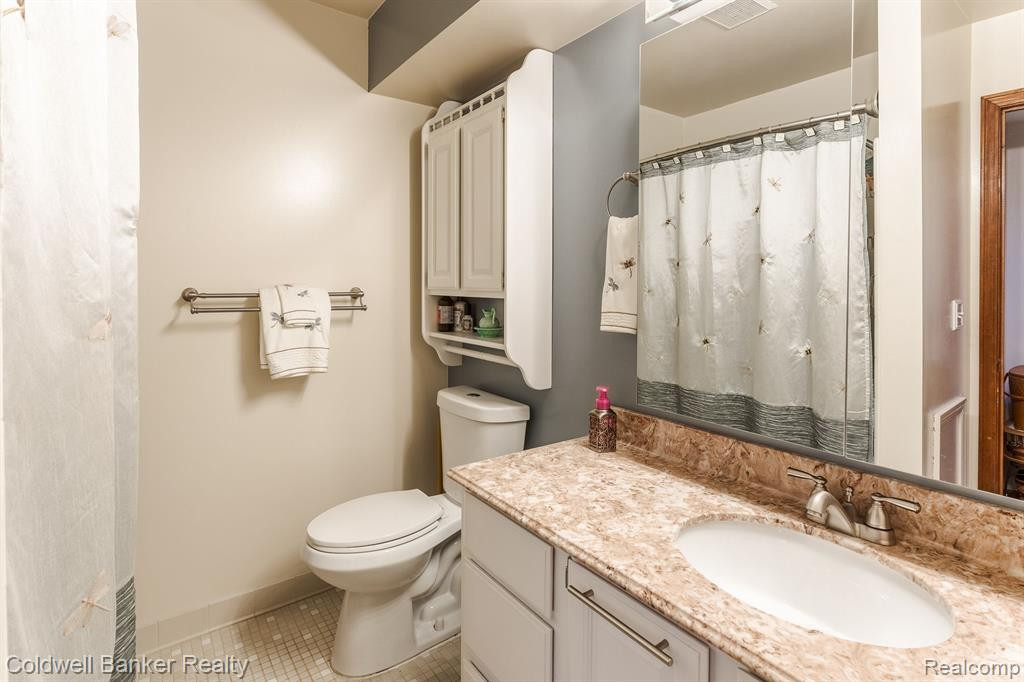 192 PINEWOOD Drive, Plymouth, MI 48170 — Photo 18