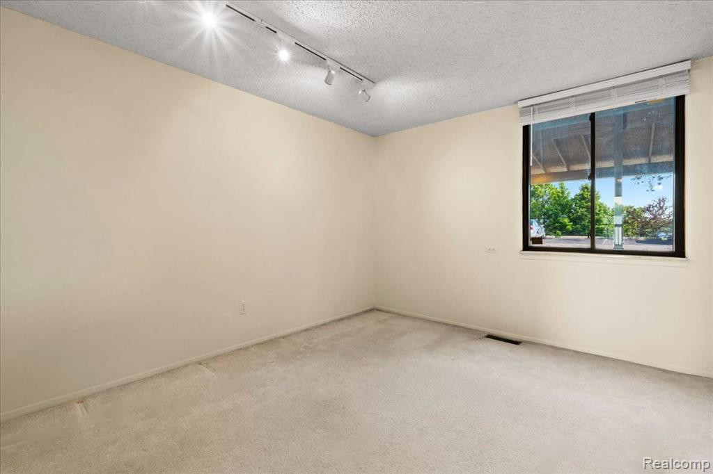 800 CLIFFS Drive, 107F, Ypsilanti, MI 48198 — Photo 11