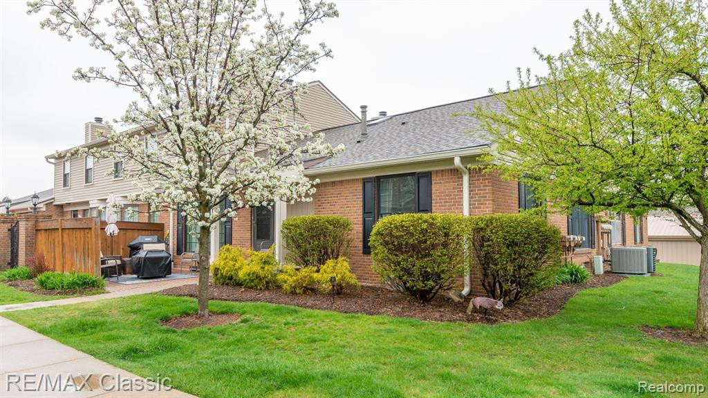 22068 EDGEWATER, 140, Novi, MI — Photo 5