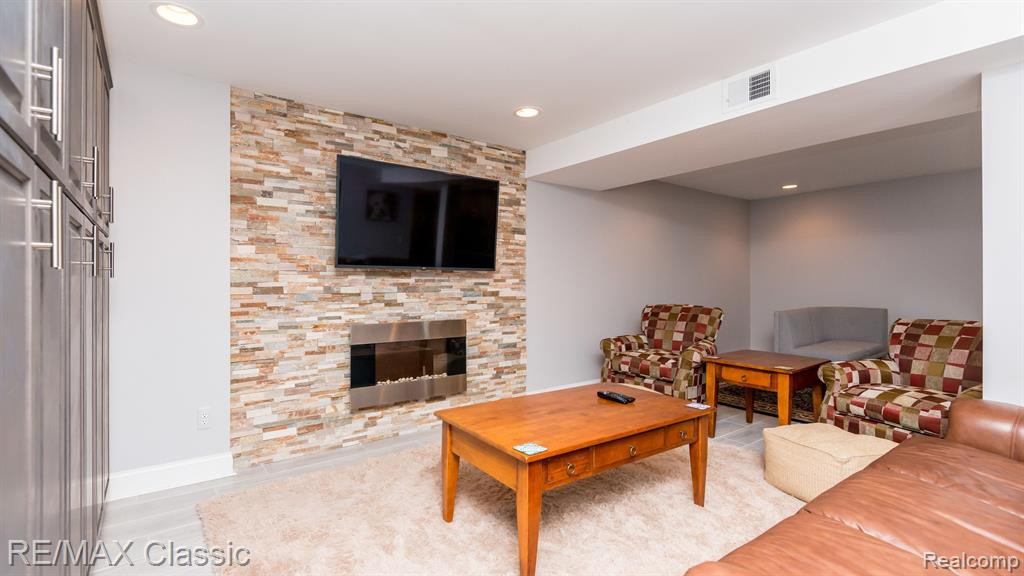 22068 EDGEWATER, 140, Novi, MI — Photo 31