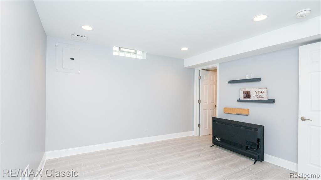 22068 EDGEWATER, 140, Novi, MI — Photo 43