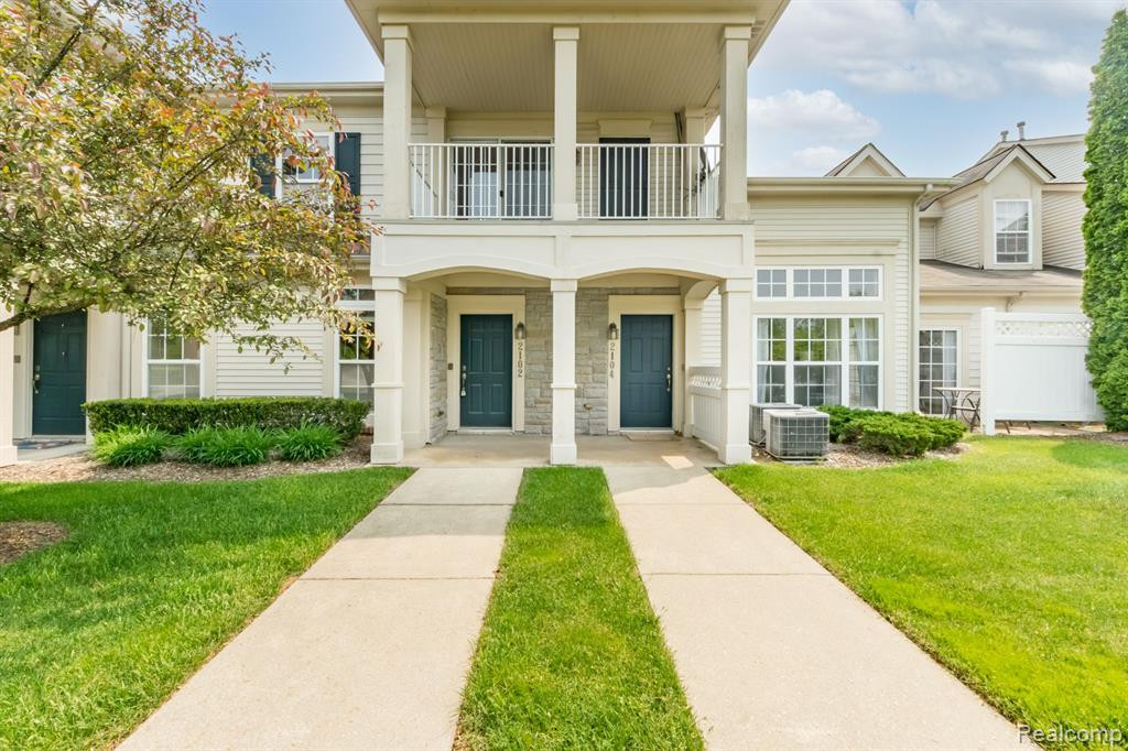 2102 Trailway Court, Commerce Twp, MI 48390 — Photo 2