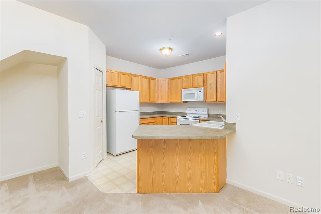 2102 Trailway Court, Commerce Twp, MI 48390 — Photo 7