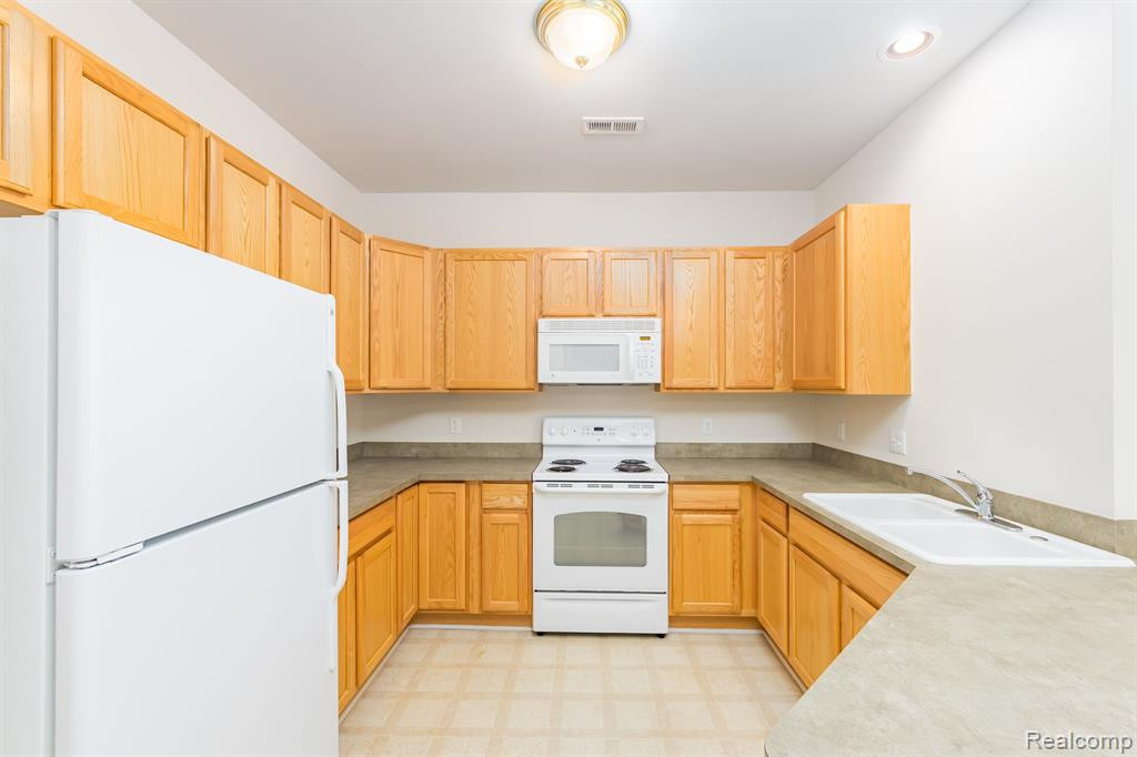 2102 Trailway Court, Commerce Twp, MI 48390 — Photo 8