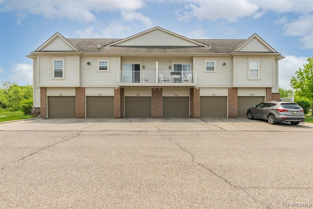 2102 Trailway Court, Commerce Twp, MI 48390 — Photo 15