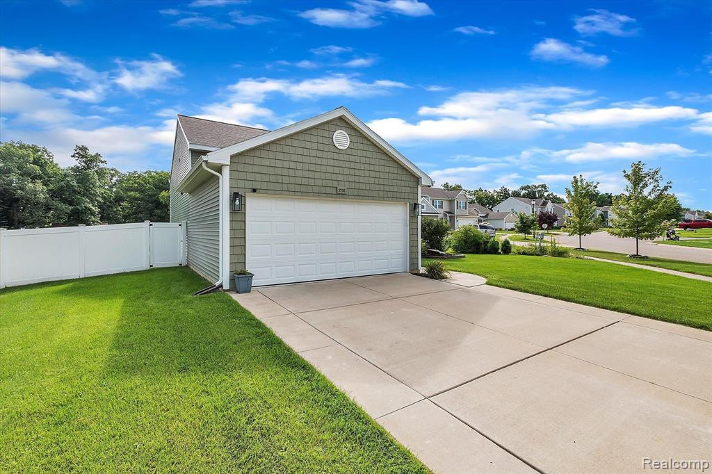 3756 AMBER OAKS Drive, Howell, MI 48855 — Photo 2