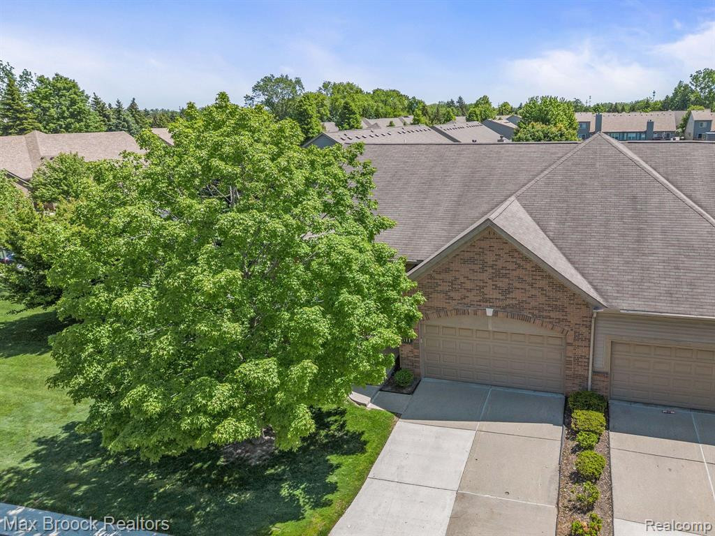 311 WINSLOW Circle, Commerce Twp, MI 48390 — Photo 2