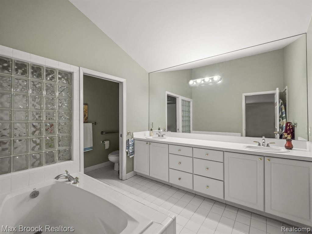311 WINSLOW Circle, Commerce Twp, MI 48390 — Photo 18
