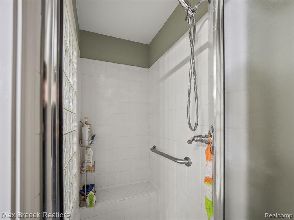311 WINSLOW Circle, Commerce Twp, MI 48390 — Photo 19