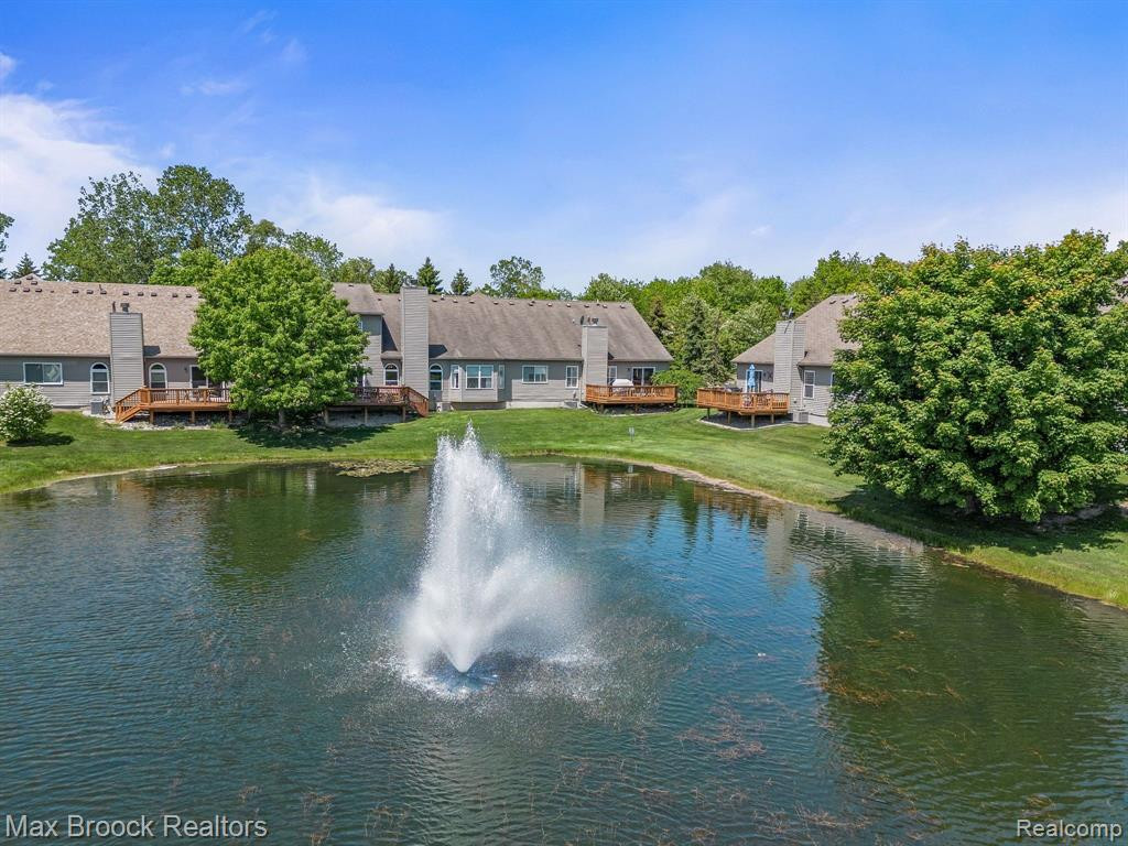 311 WINSLOW Circle, Commerce Twp, MI 48390 — Photo 27