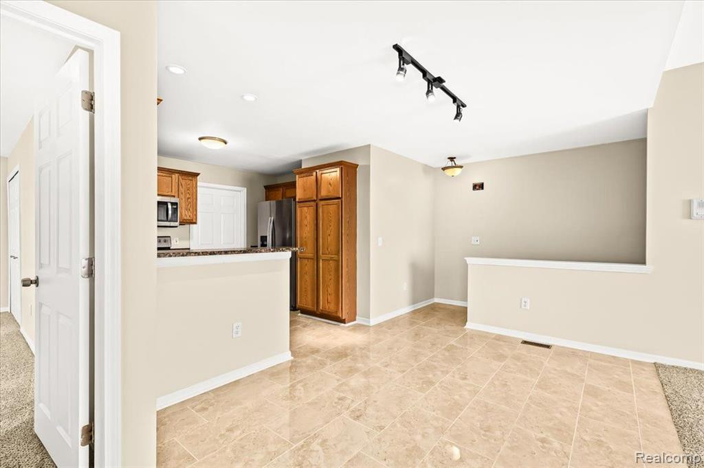 5811 TWIN OAKS Drive, Sterling Heights, MI 48314 — Photo 6