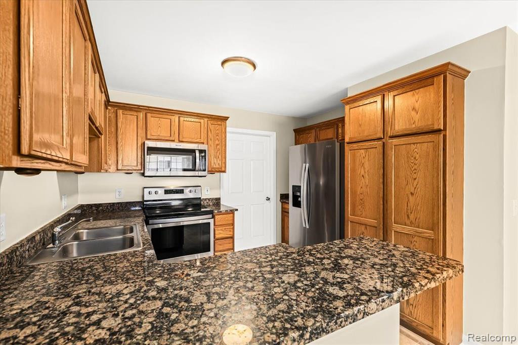 5811 TWIN OAKS Drive, Sterling Heights, MI 48314 — Photo 7