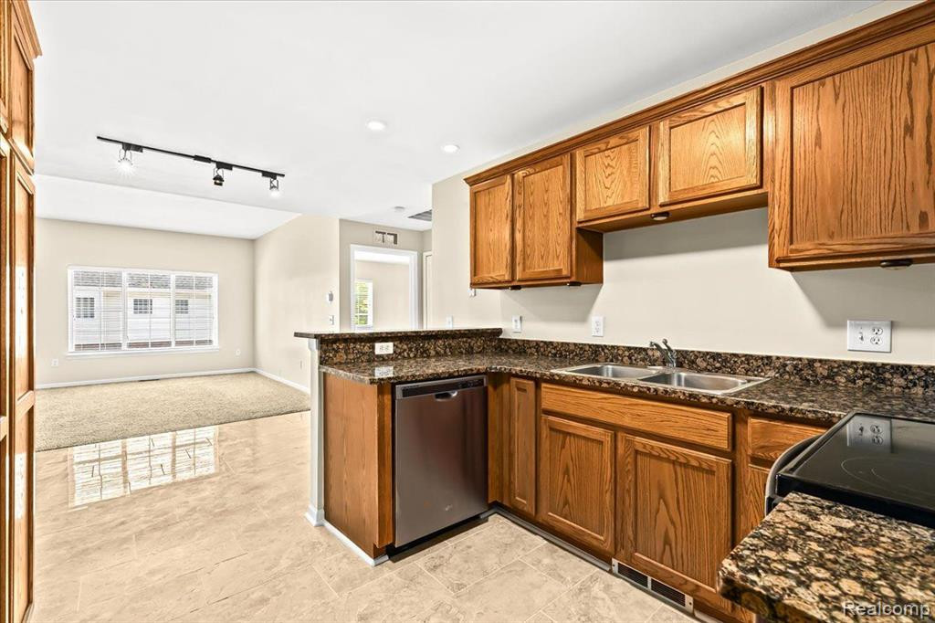 5811 TWIN OAKS Drive, Sterling Heights, MI 48314 — Photo 8