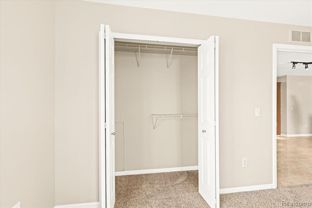 5811 TWIN OAKS Drive, Sterling Heights, MI 48314 — Photo 16