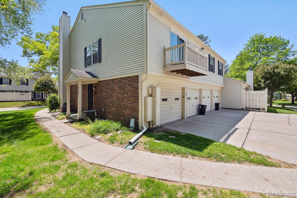 2128 HIDDEN MEADOWS Drive, D, Walled Lake, MI 48390 — Photo 3
