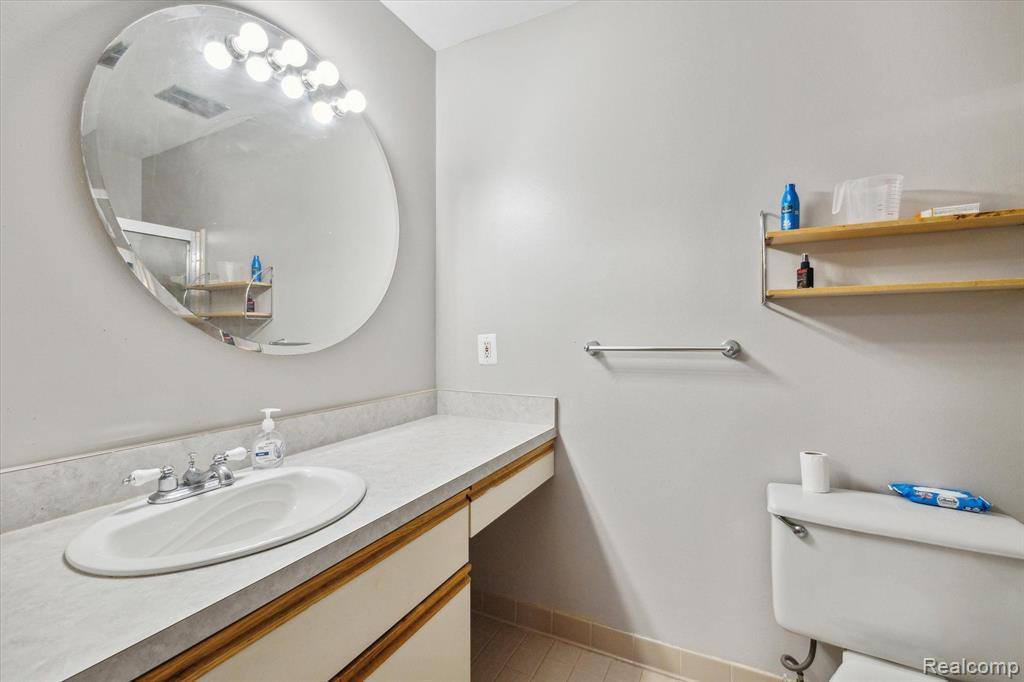 2128 HIDDEN MEADOWS Drive, D, Walled Lake, MI 48390 — Photo 19