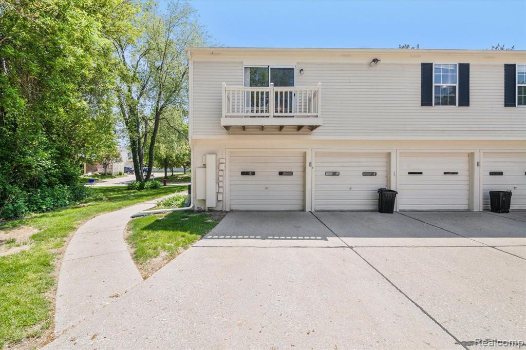 2128 HIDDEN MEADOWS Drive, D, Walled Lake, MI 48390 — Photo 30