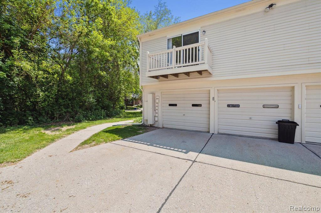 2128 HIDDEN MEADOWS Drive, D, Walled Lake, MI 48390 — Photo 31