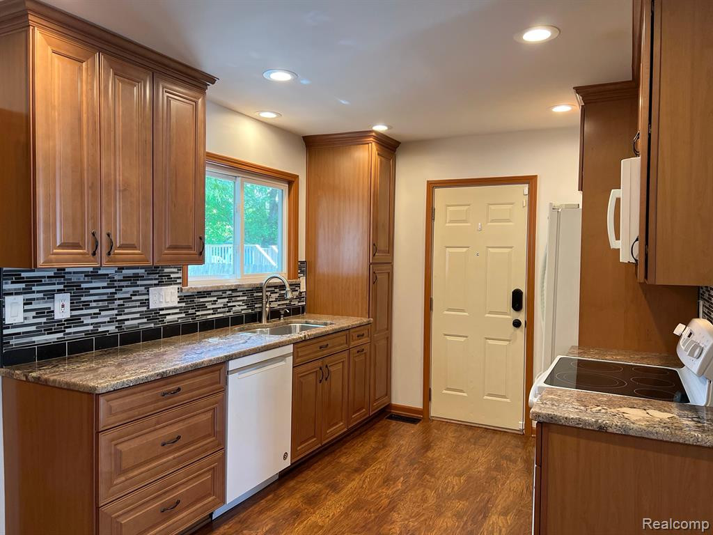 1147 HAMPSHIRE Drive, Canton, MI 48188 — Photo 2