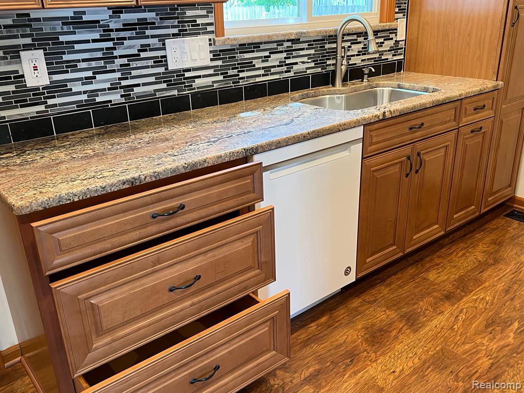 1147 HAMPSHIRE Drive, Canton, MI 48188 — Photo 8