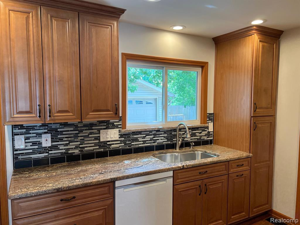 1147 HAMPSHIRE Drive, Canton, MI 48188 — Photo 9