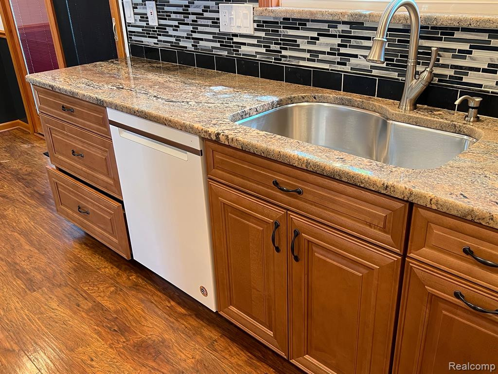 1147 HAMPSHIRE Drive, Canton, MI 48188 — Photo 10