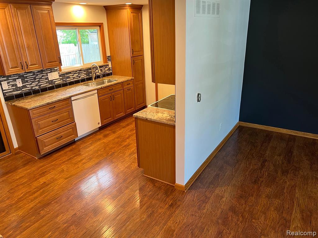 1147 HAMPSHIRE Drive, Canton, MI 48188 — Photo 17