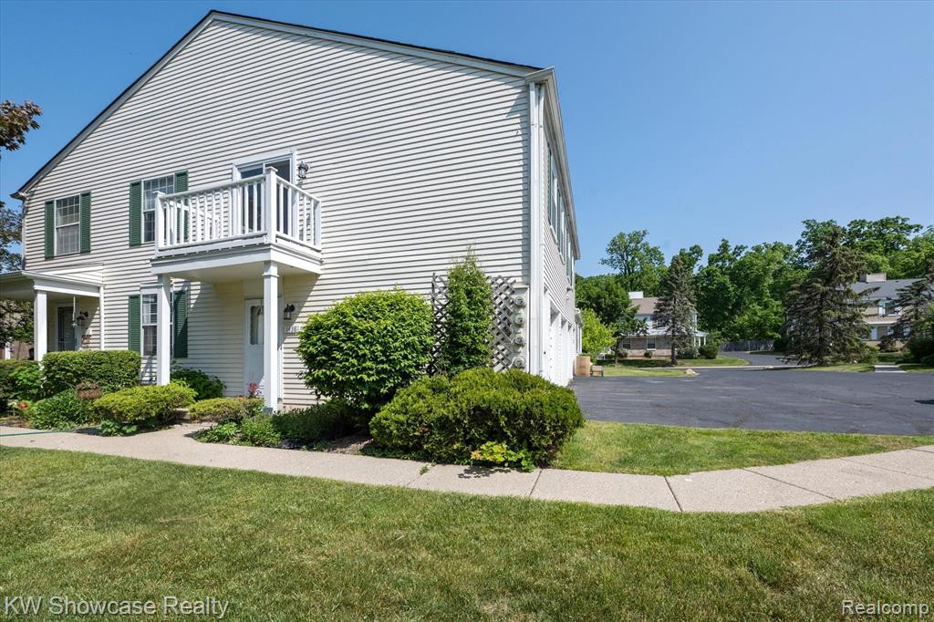 1438 MARINER Drive, Walled Lake, MI 48390 — Photo 2