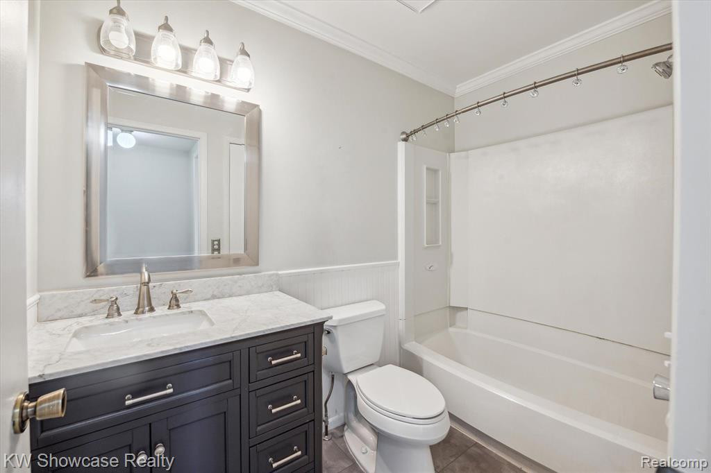 1438 MARINER Drive, Walled Lake, MI 48390 — Photo 19