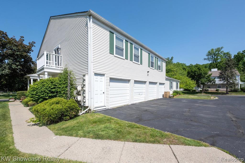 1438 MARINER Drive, Walled Lake, MI 48390 — Photo 23